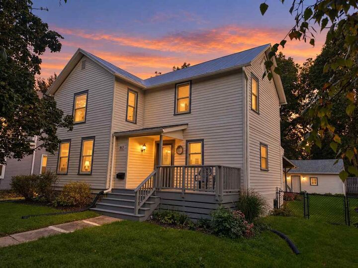 Property Photo:  913 Walnut St.  IA 52240-3343 