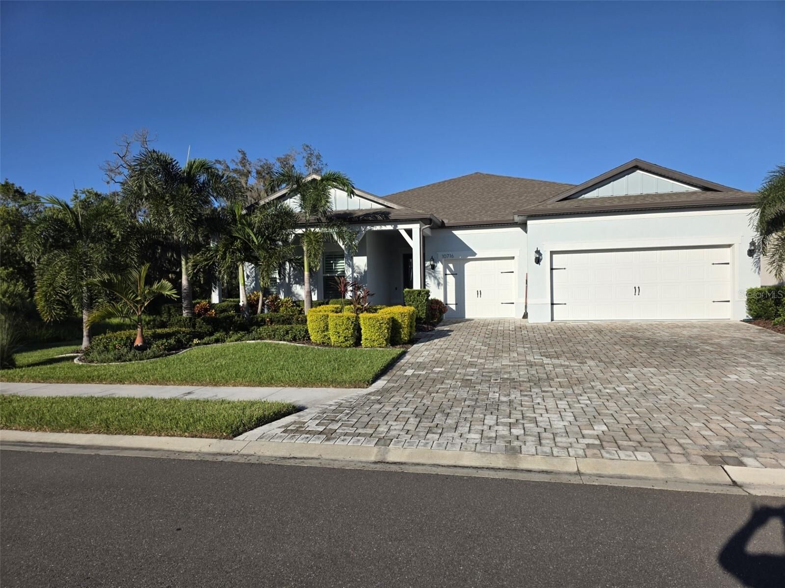 Property Photo: 10716 Saratoga Place FL 34219