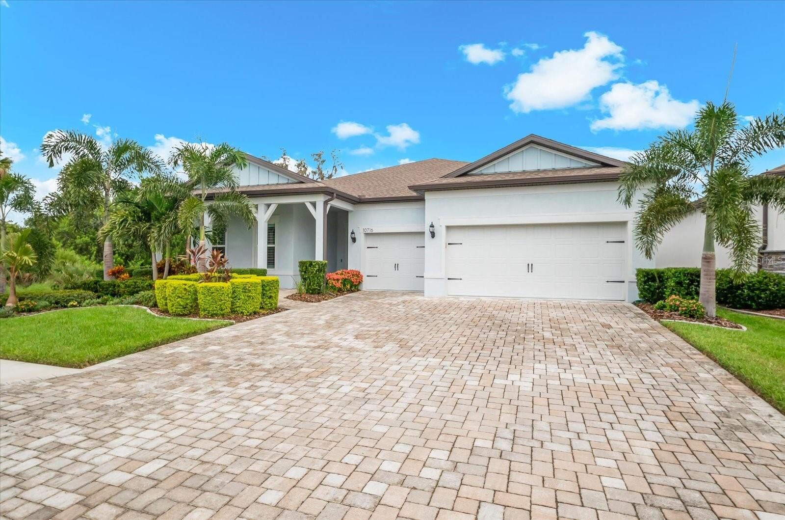Property Photo: 10716 Saratoga Place FL 34219