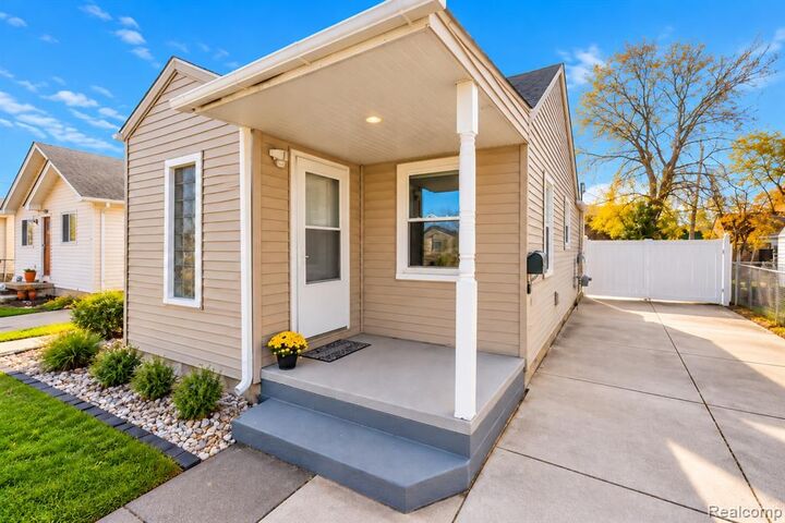 Property Photo:  7500 Anna Avenue  MI 48092 2760 