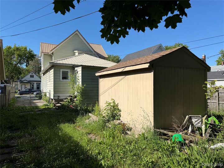 Property Photo:  909 Pine Street  MI 48060 5252 