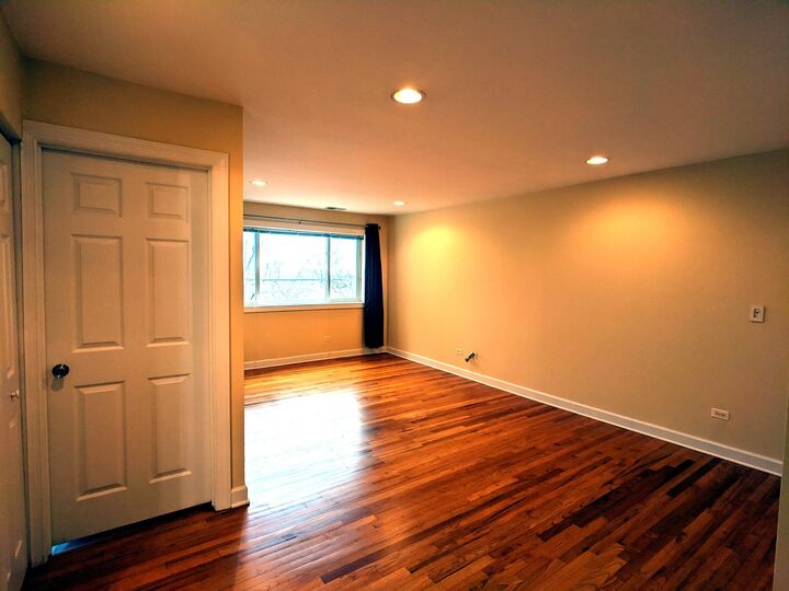 Property Photo: 5953 N Kenmore Avenue 405 IL 60660