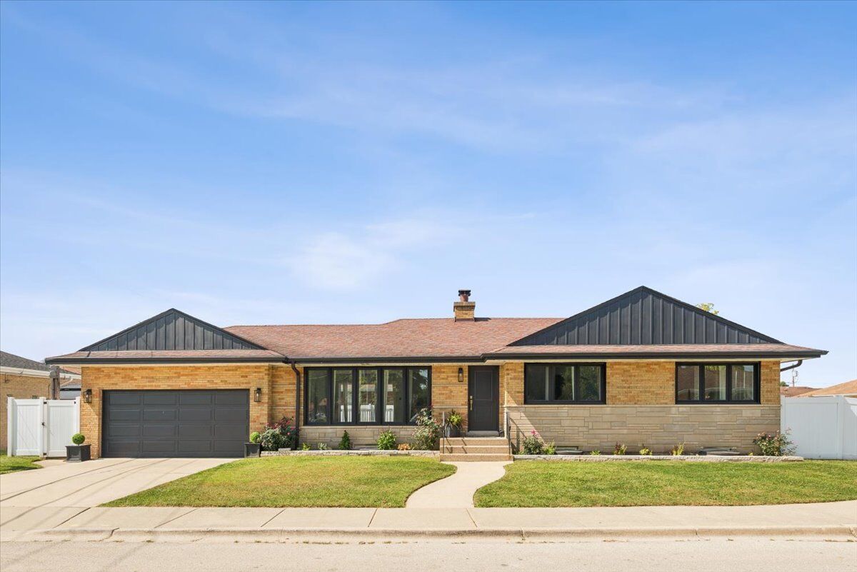 Property Photo:  8425 W Sunnyside Avenue  IL 60656 