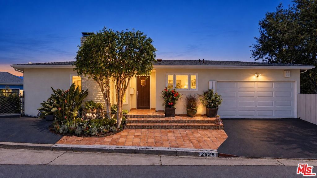 Property Photo:  2525 Ivanhoe Drive  CA 90039 