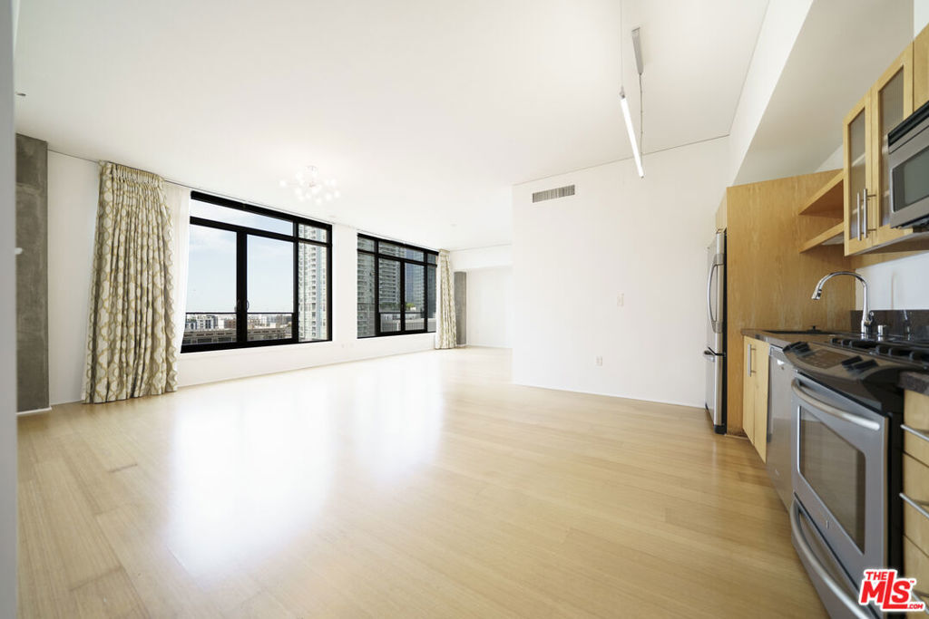 Property Photo:  1111 S Grand Avenue 819  CA 90015 