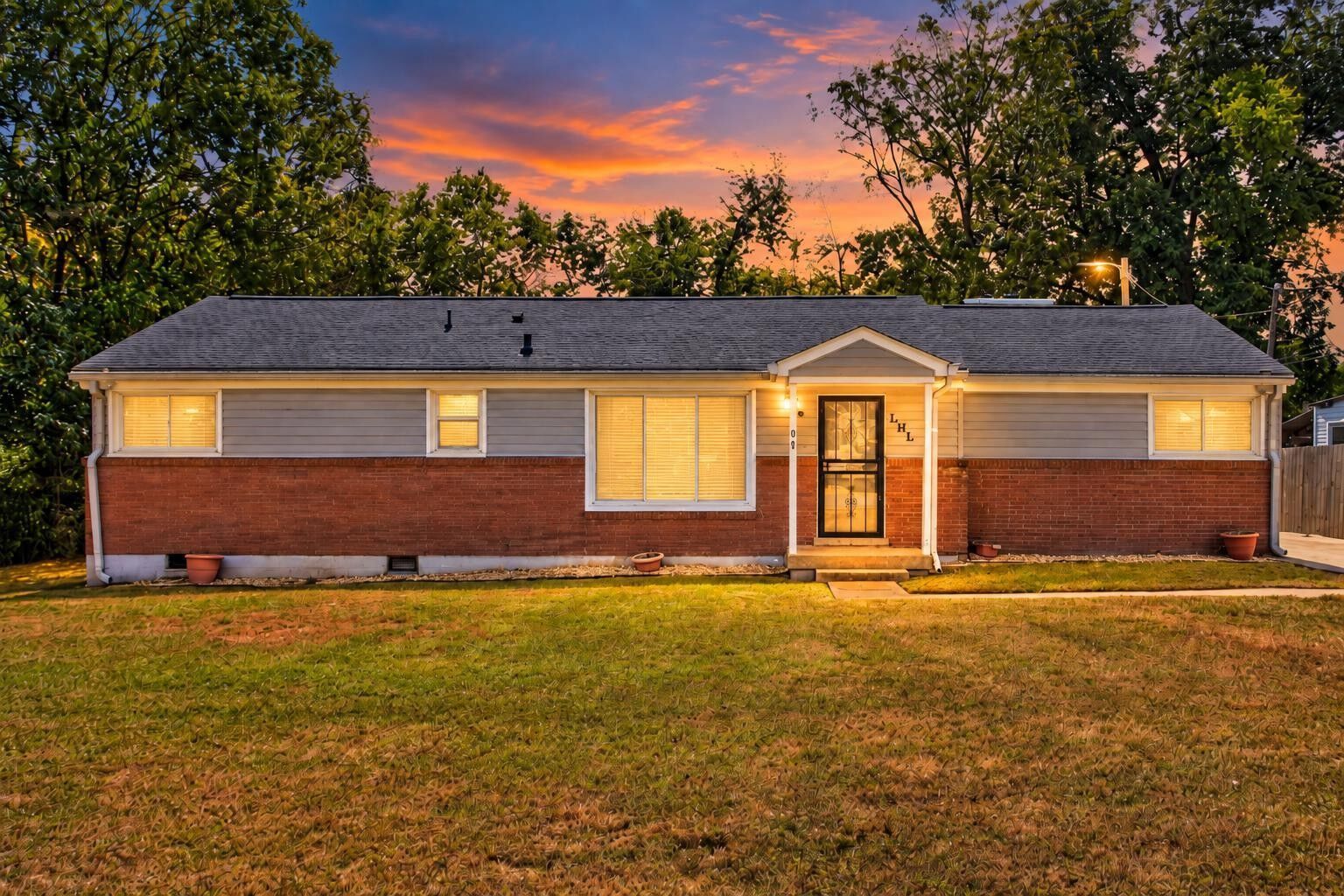 Property Photo:  910 McMahan Ave  TN 37216 
