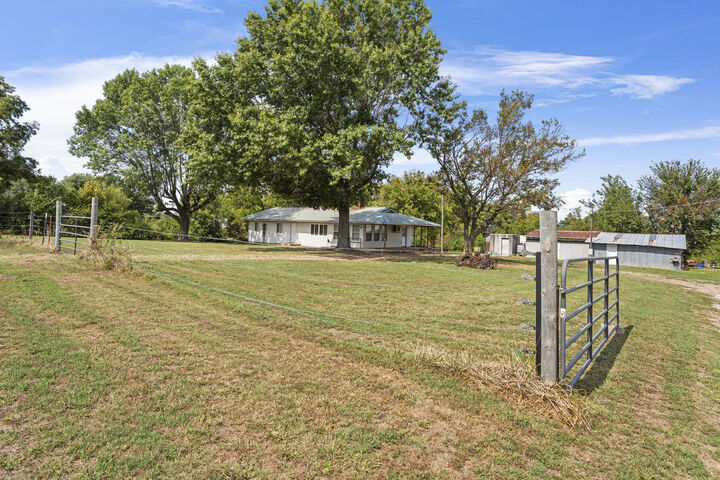 Property Photo:  64300 E 260 Road  OK 74344 