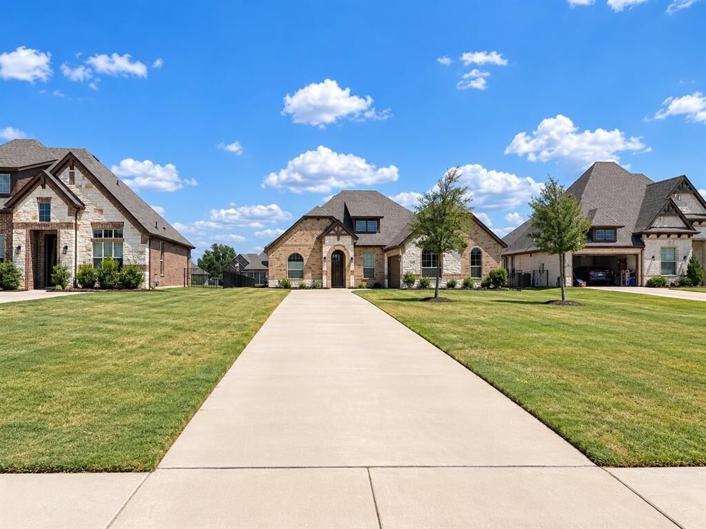 Property Photo:  513 River Bank Court  TX 76049 