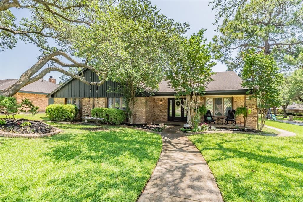 Property Photo:  2211 Midhurst Drive  TX 76013 