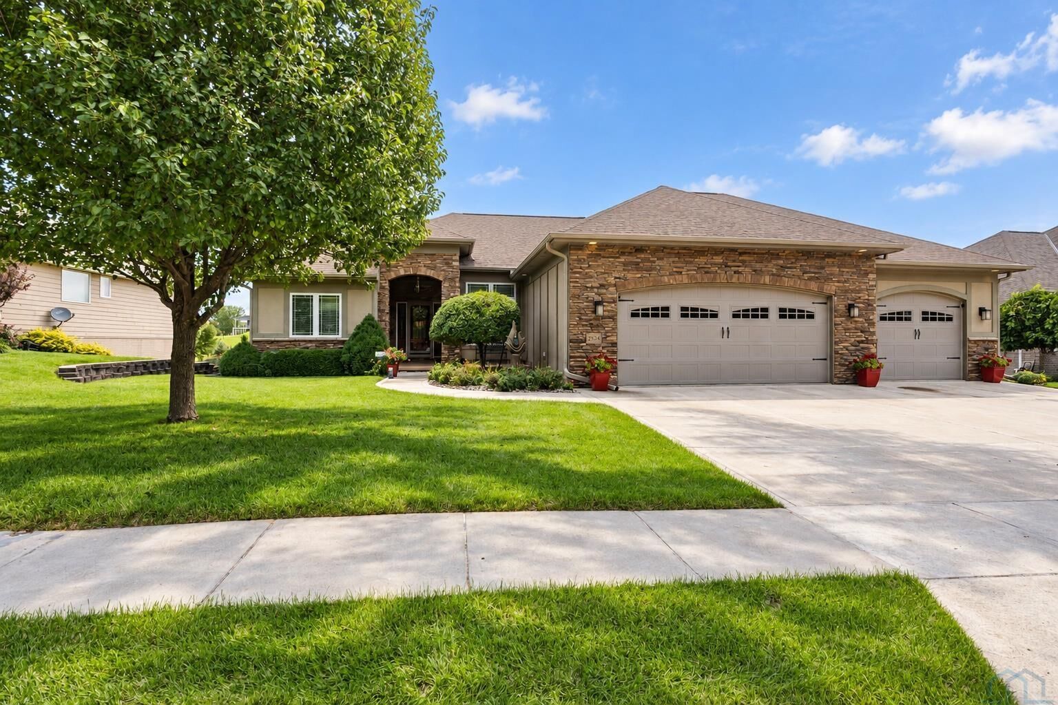 Property Photo:  2524 Castles Gate Dr  IA 51106 