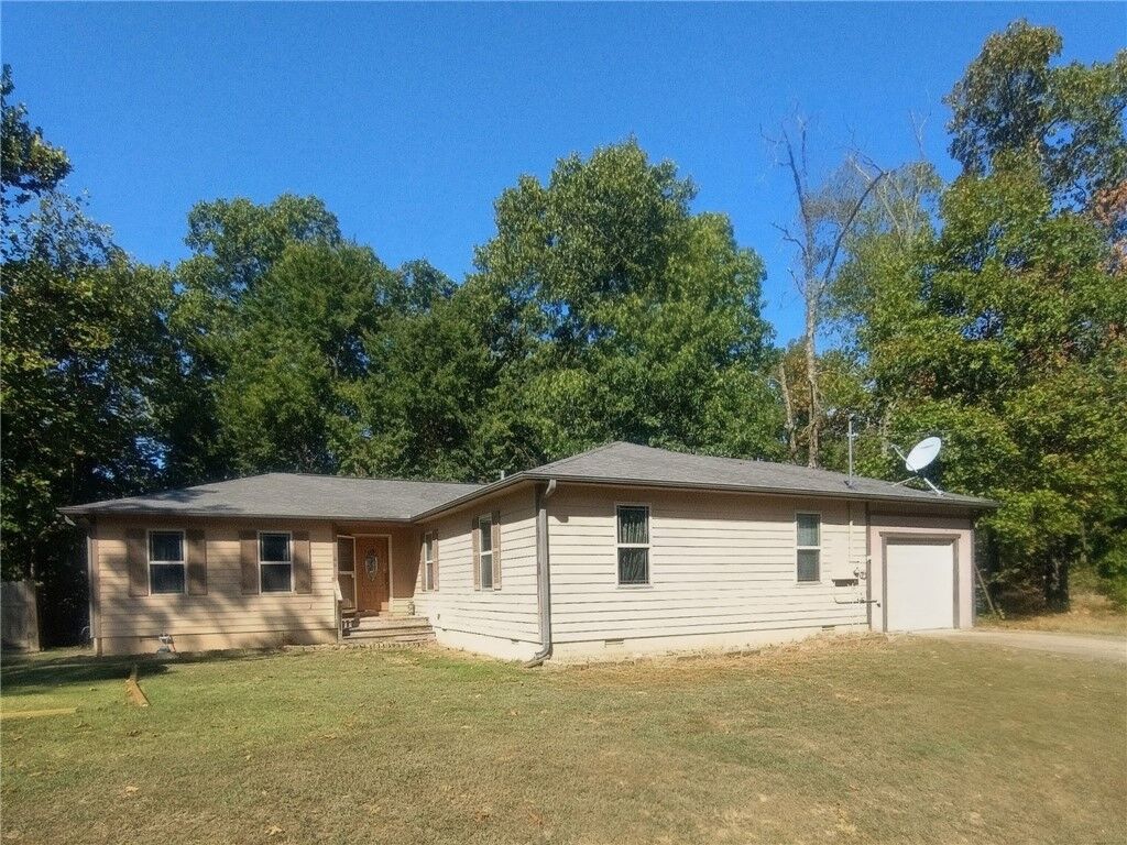 Property Photo:  44 Northampton Drive  AR 72714 