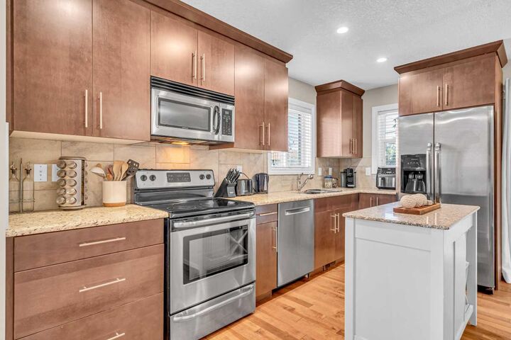 Property Photo:  821 McDougall Road NE 2  AB T2E 5A2 