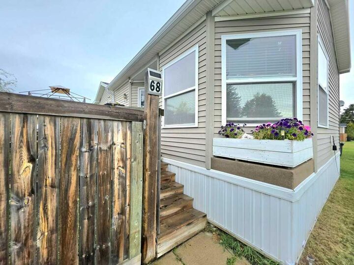 Property Photo:  812 6 Avenue SW 68  AB T0G 2A4 
