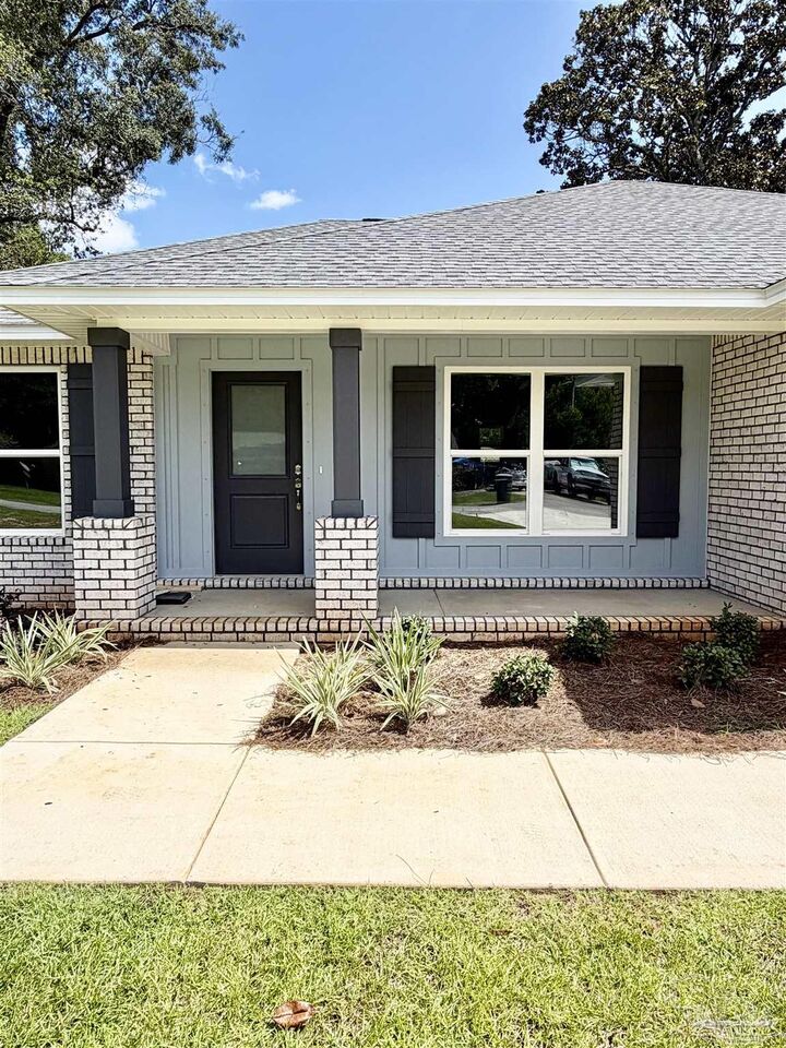 Property Photo:  2014 Bainbridge Ave  FL 32507 