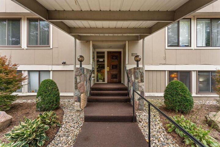 Property Photo:  1660 Cliffs Landing 102  MI 48198 
