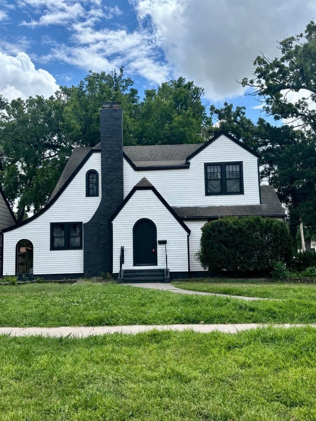 Property Photo:  701 E 4th St  KS 67114 