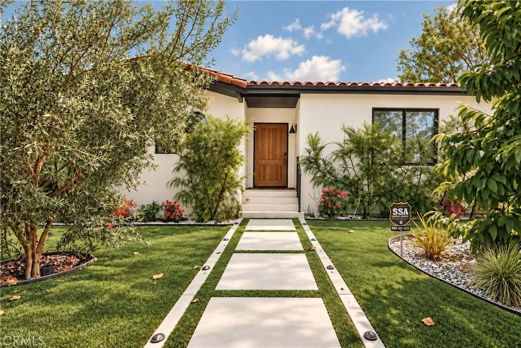 Property Photo:  642 N Cahuenga  CA 90004 