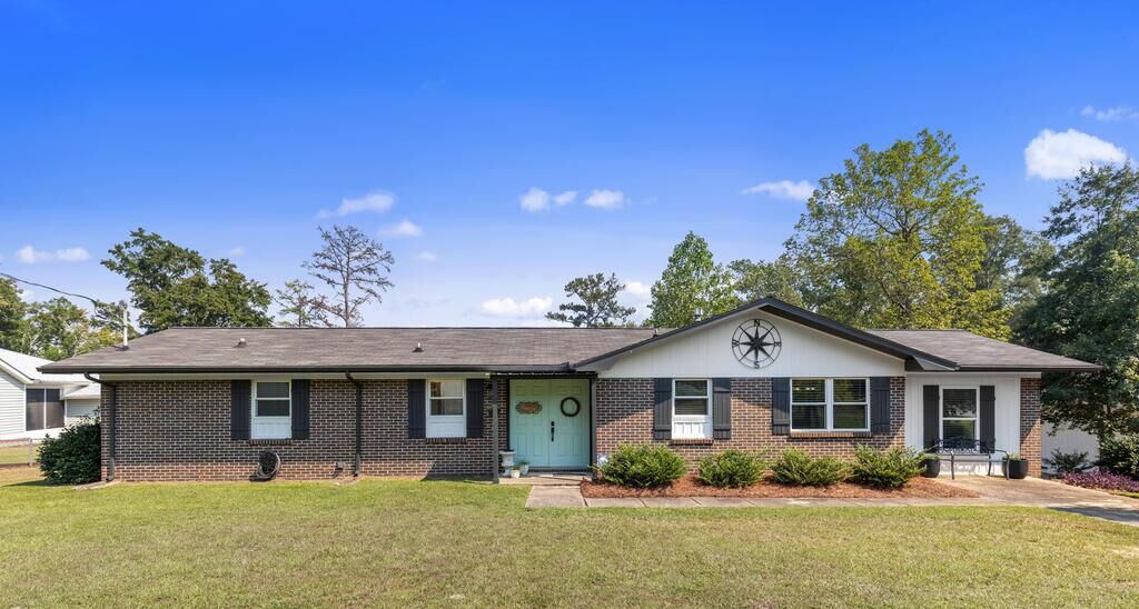 Property Photo:  1051 Lakeview Street  AL 36310 