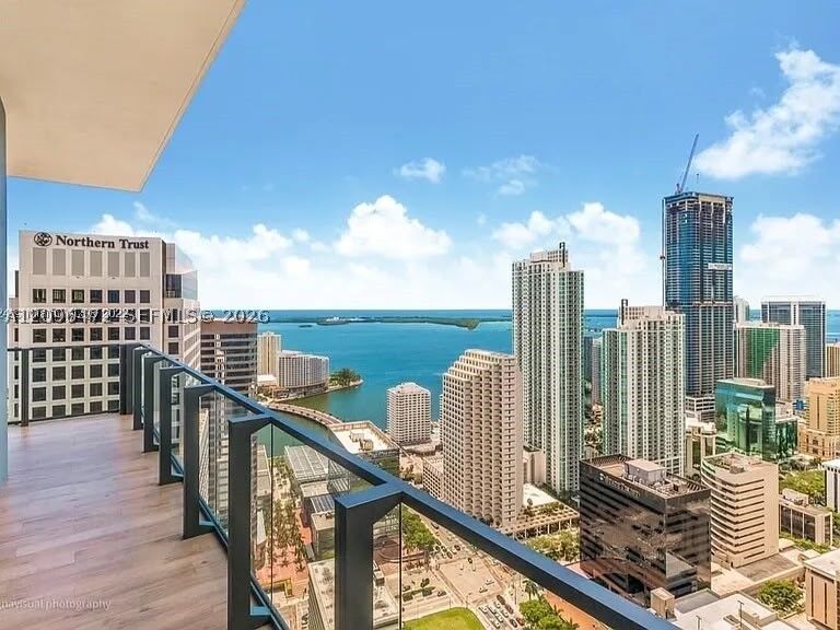 Property Photo:  68 SE 6th St 3901  FL 33131 
