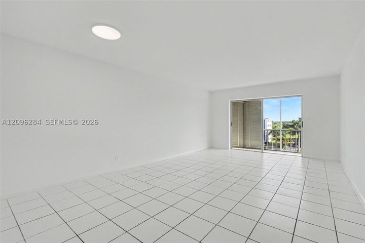Property Photo: 4700 Washington St 502 FL 33021