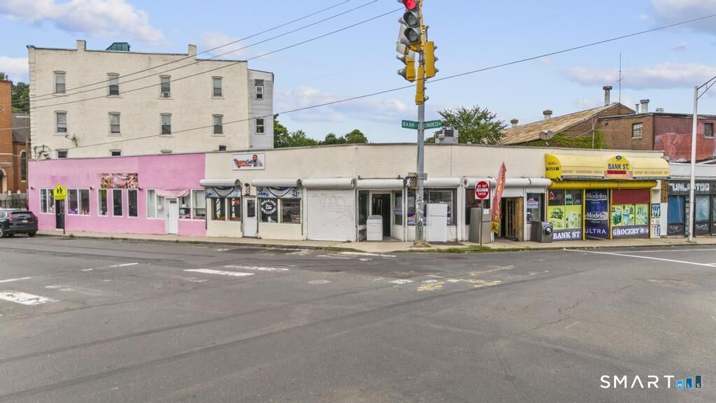 Property Photo:  872 Bank Street  CT 06708 