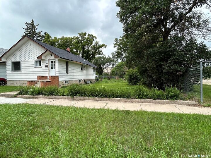 Property Photo:  806 5th Avenue SW  SK S6H 5W3 