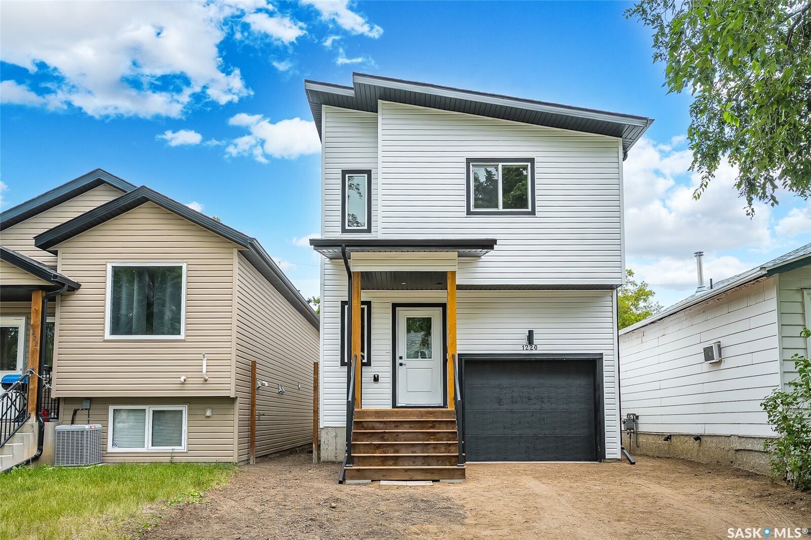 Property Photo:  1220 H Avenue N  SK S7L 2E2 