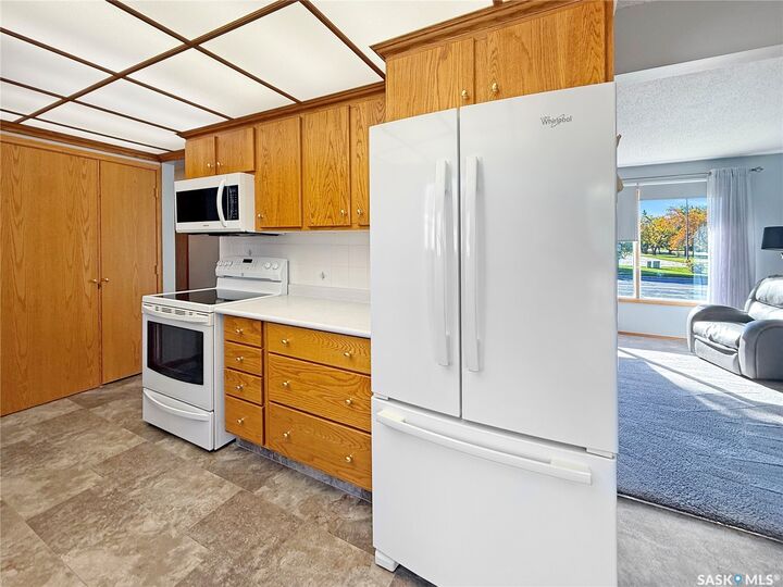 Property Photo:  384 28th Street W  SK S6V 4S9 