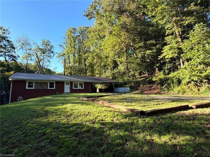 Property Photo:  326 Prospect Drive  NC 28659 