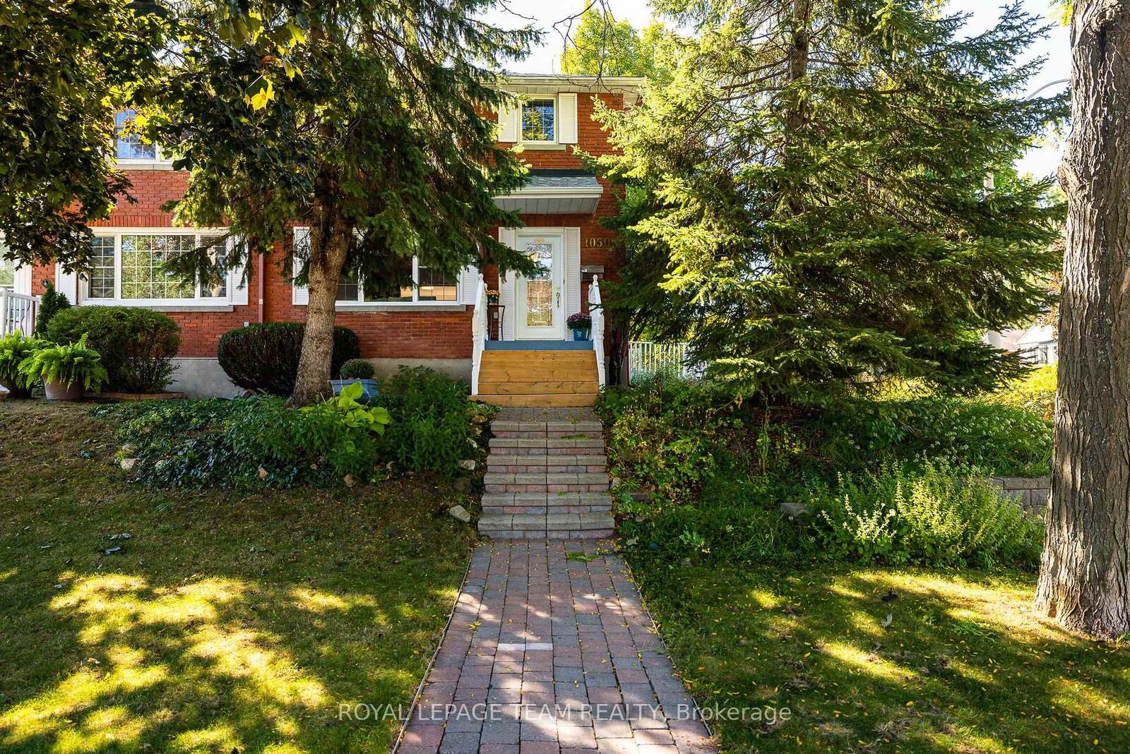 Property Photo:  1050 Apolydore Avenue  ON K1H 8A9 
