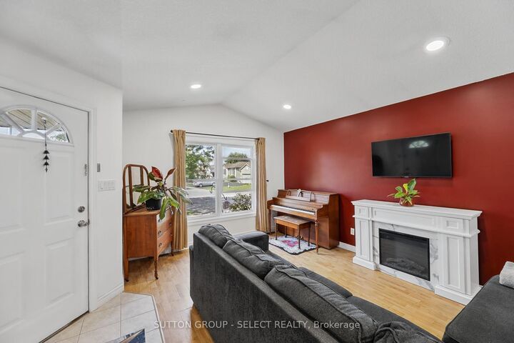 Property Photo:  13 Goldenrod Court  ON N5P 4M7 