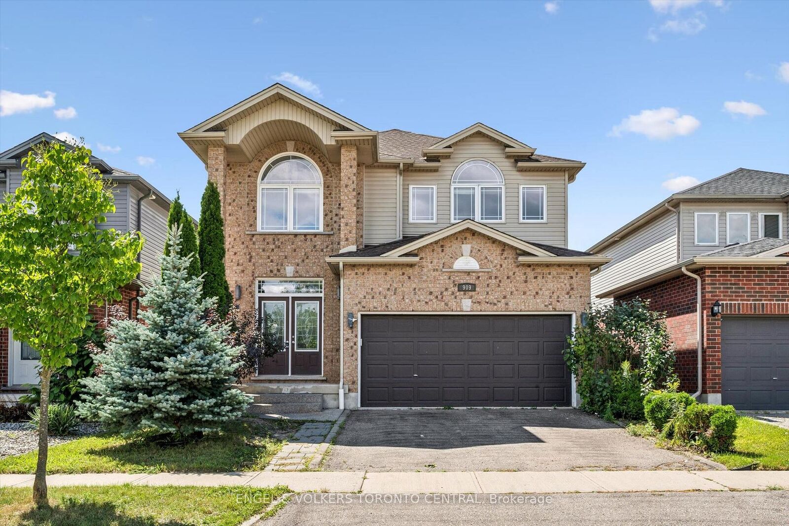 Property Photo:  909 Pebblecreek Court  ON N2A 4M6 