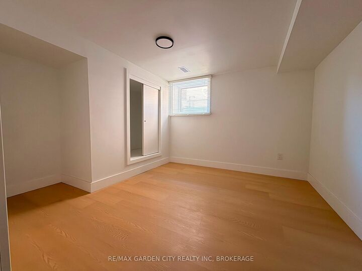 Property Photo:  5261 Buchanan Avenue  ON L2E 5A7 