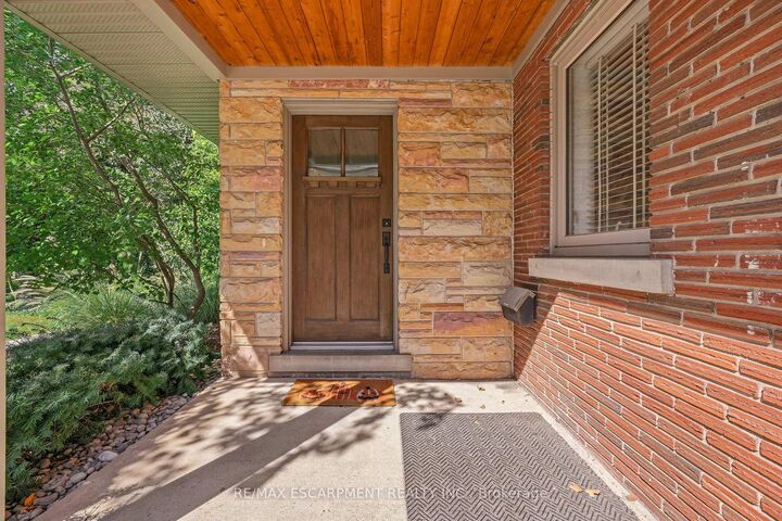 Property Photo:  707 King Road Main  ON L7T 3K5 