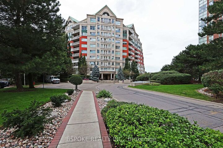 Property Photo:  18 Concorde Place Lc11  ON M3C 3T9 