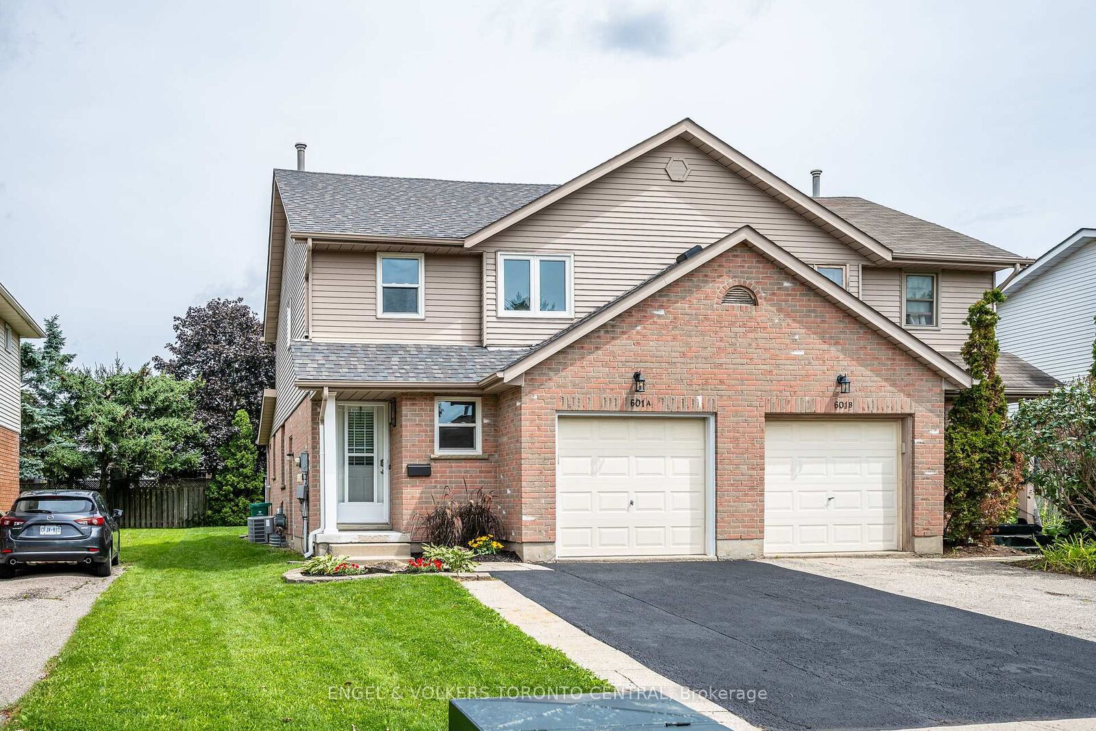 Property Photo:  601 Pinerow Crescent  ON N2T 2K6 