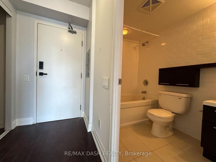 Property Photo:  21 Carlton Street 1008  ON M5B 1L3 