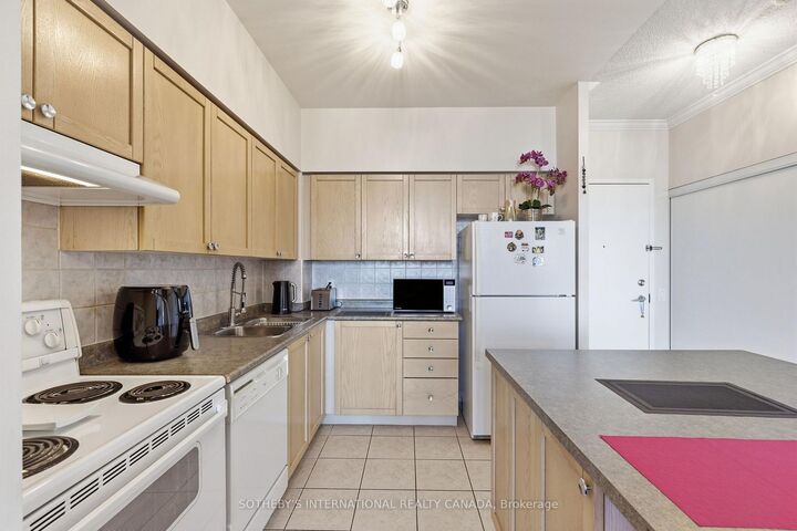 Property Photo:  55 Strathaven Drive 2112  ON L5R 4G9 