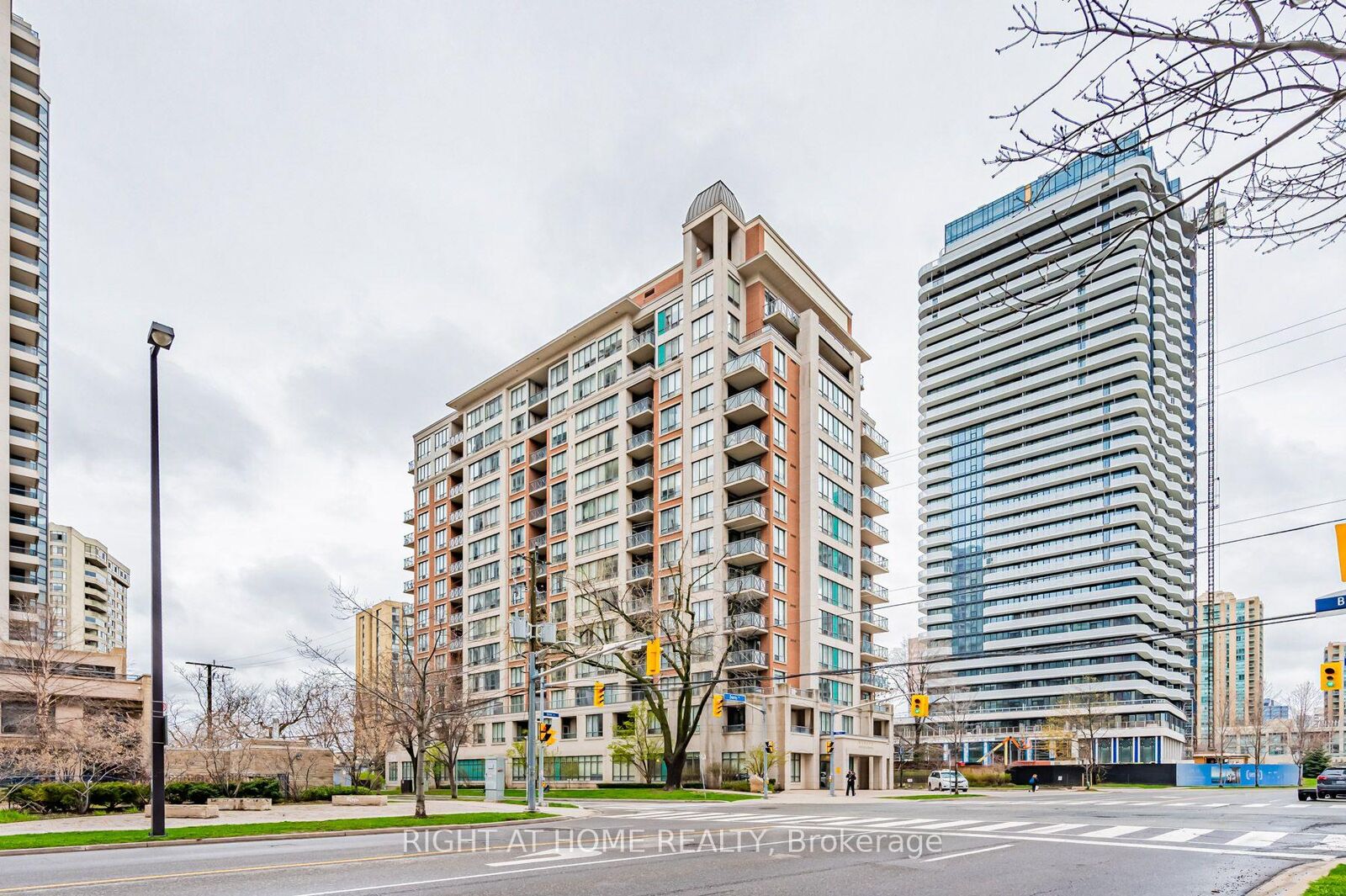Property Photo:  28 Byng Avenue 301  ON M2N 7H4 