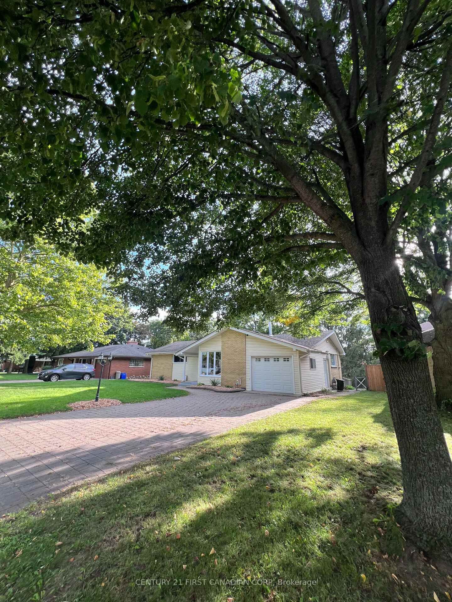 Property Photo:  604 Headley Drive  ON N6H 3V4 