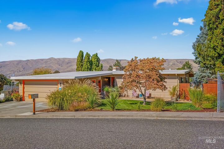 Property Photo:  2619 11th Ave  ID 83501 