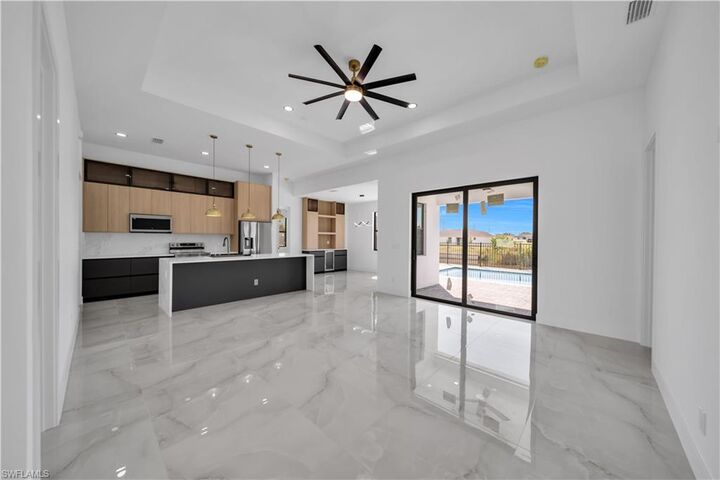 Property Photo:  928 NE 1st Pl  FL 33909 