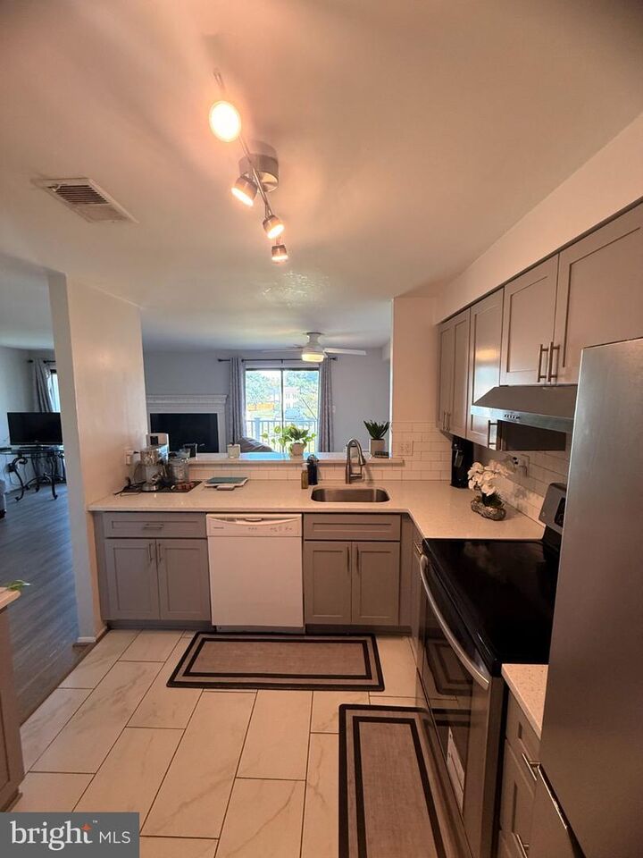 Property Photo: 1006 Warwick Court B VA 20164