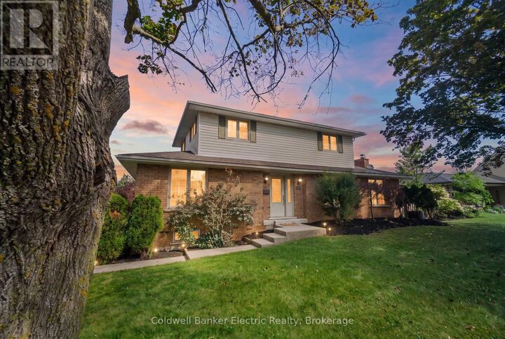 Property Photo: 958 Smithside Court ON K9J 8E2