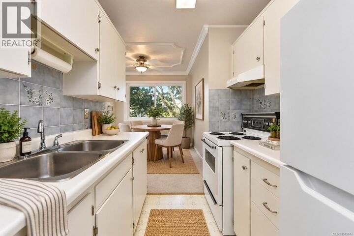 Property Photo: 2095 Oak Bay Avenue 301 BC V8R 1E6