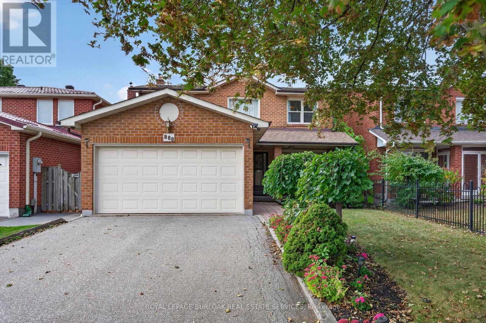 Property Photo: 888 Messenger Meadow Drive ON L5C 3T2