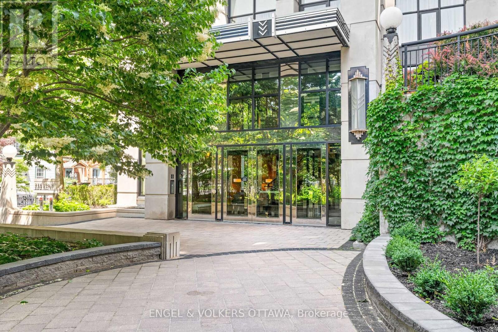 Property Photo: 235 Kent Street 711 ON K2P 1Z9
