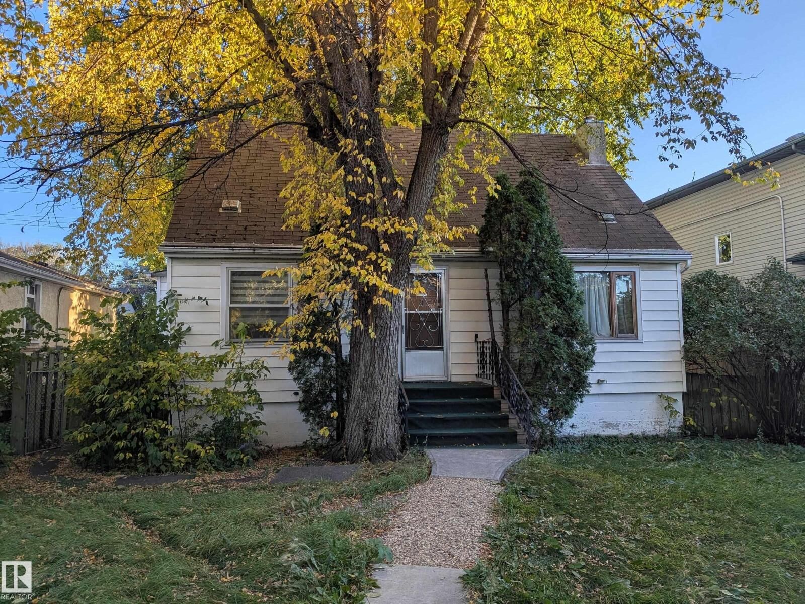 Property Photo: 10965 76 Av NW AB T6G 0J6