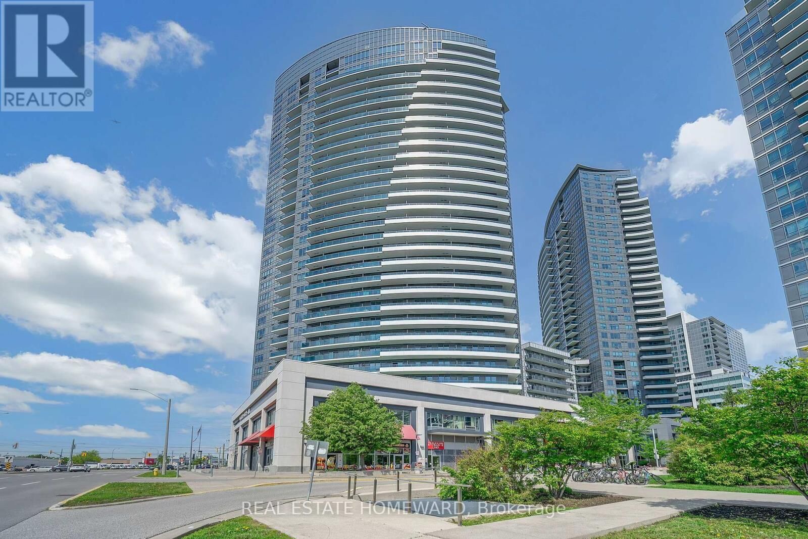 Property Photo:  7161 Yonge Street 1525  ON L3T 0C8 