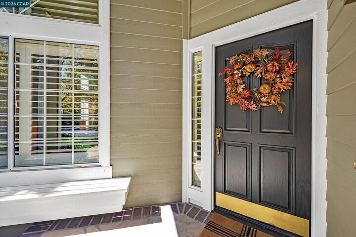 Property Photo: 121 Parkhaven Dr CA 94506